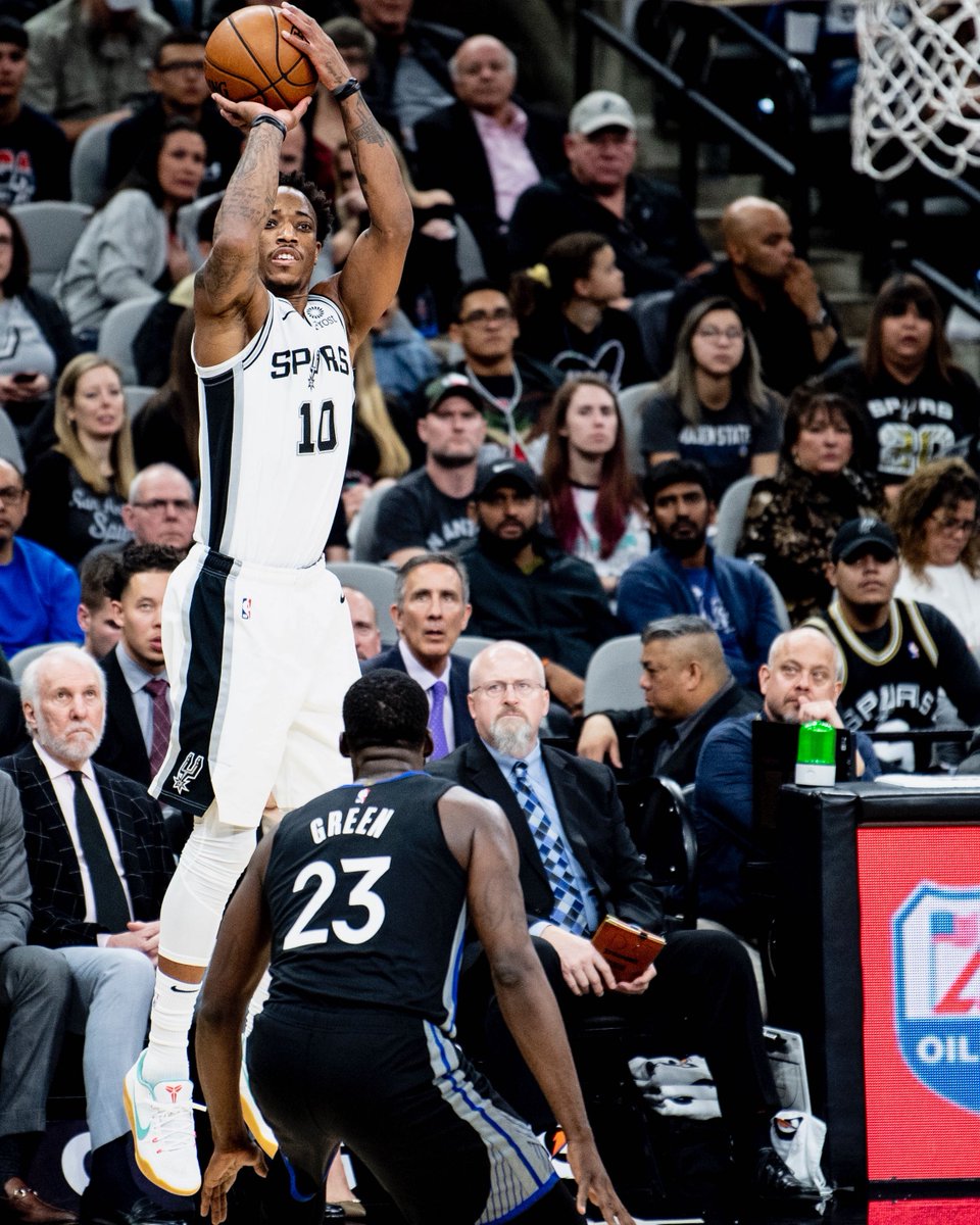 费内巴切四强战险胜俄克拉荷马城雷霆,格列兹曼砍下10记关键球,全场沸腾的简单介绍